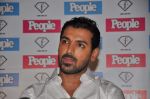 John Abraham launches special issue of People magazine in F Bar, Mumbai on 28th Nov 2012 (9).JPG